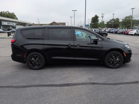 Used 2023 Chrysler Pacifica Touring-L w/ S Appearance Package FWD image 16