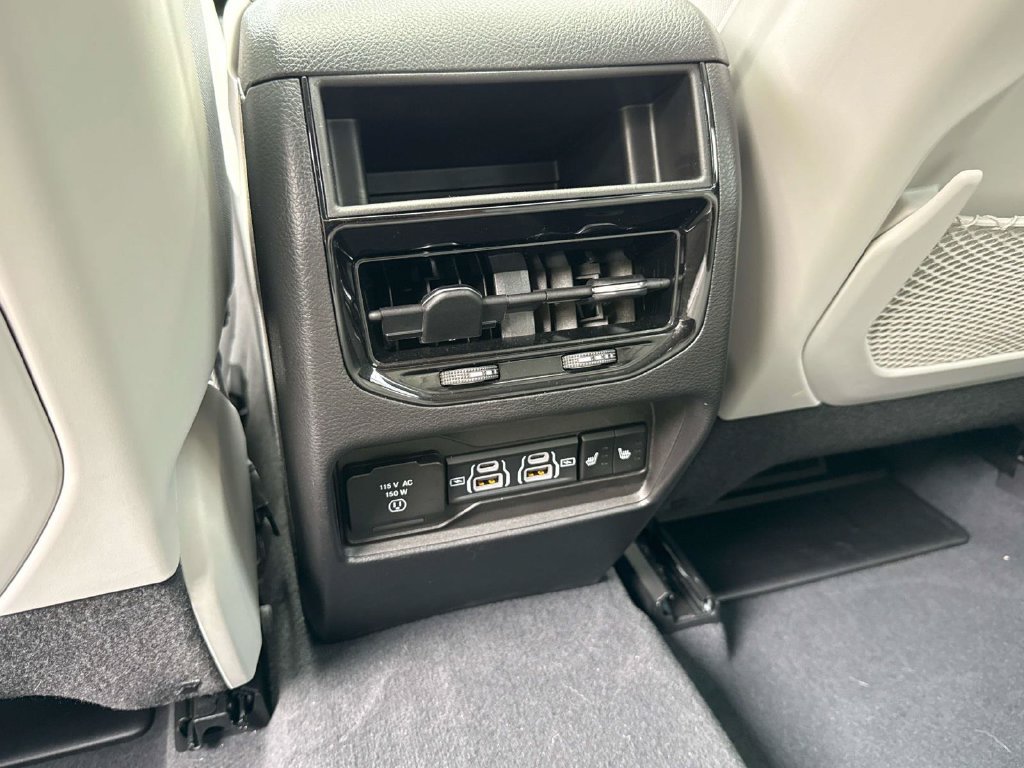 Used 2023 Jeep Grand Cherokee Overland RWD image 19