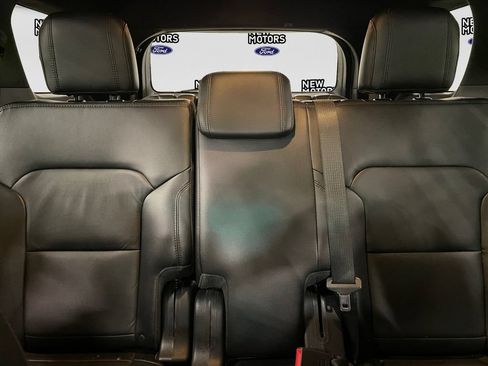 Used 2016 Ford Explorer XLT w/ Equipment Group 202A AWD/4WD image 13
