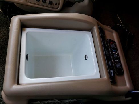 Used 2017 Chevrolet Express 2500 RWD image 86