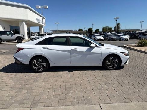 Used 2025 Hyundai Elantra SEL FWD image 2