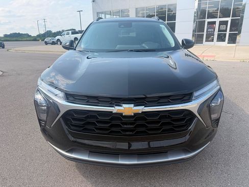 Used 2025 Chevrolet Trax LT FWD image 8