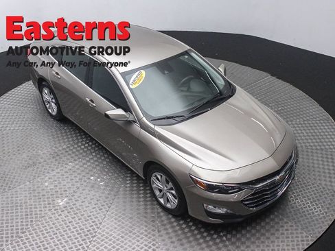 Used 2025 Chevrolet Malibu LT FWD image 3