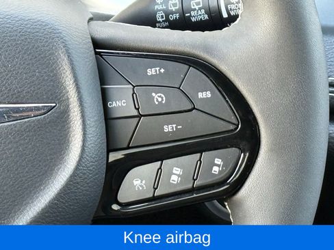 Used 2023 Chrysler Pacifica Touring-L w/ Uconnect Theater Family Group image 40