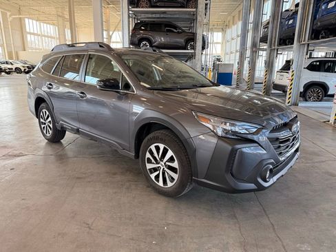 Used 2025 Subaru Outback Premium image 1