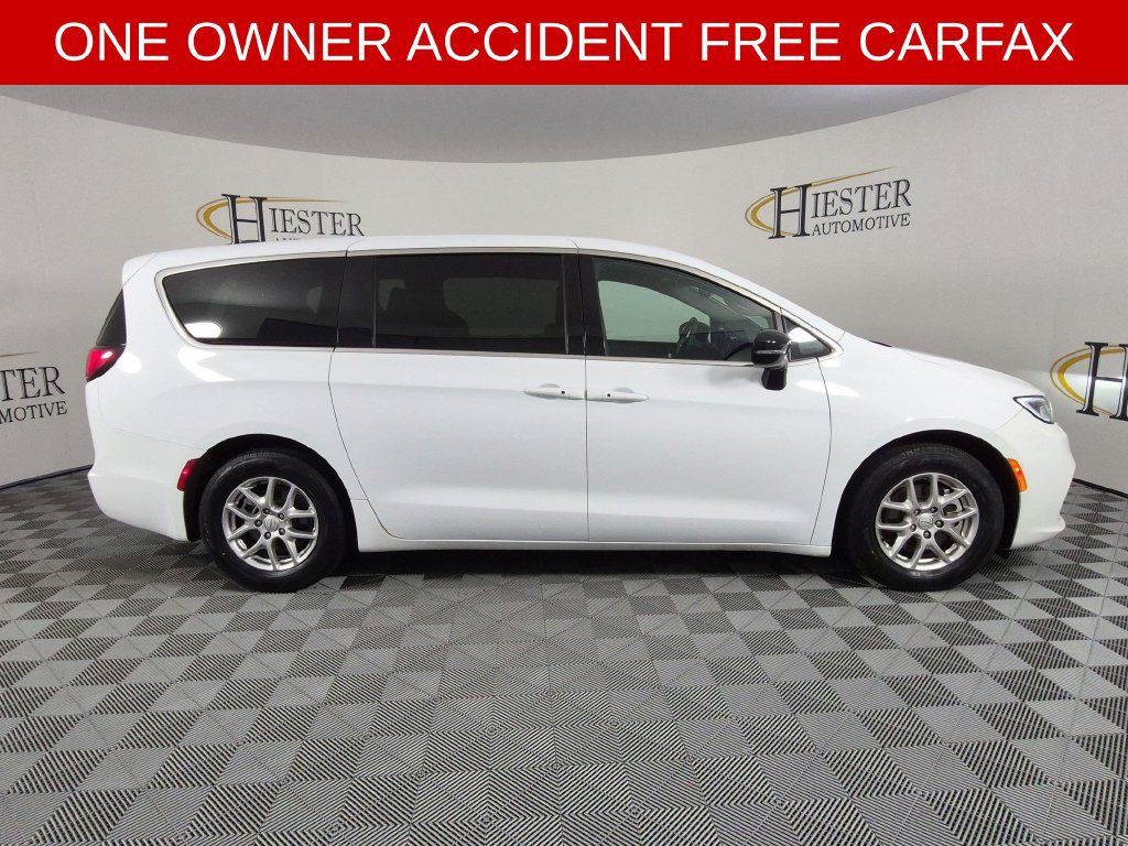 Used 2025 Chrysler Pacifica Select FWD image 3