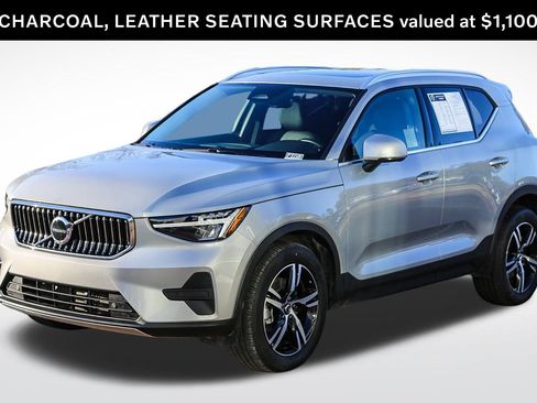 Used 2025 Volvo XC40 B5 Core image 3