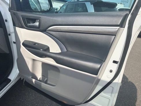 Used 2018 Toyota Highlander Limited AWD/4WD image 8