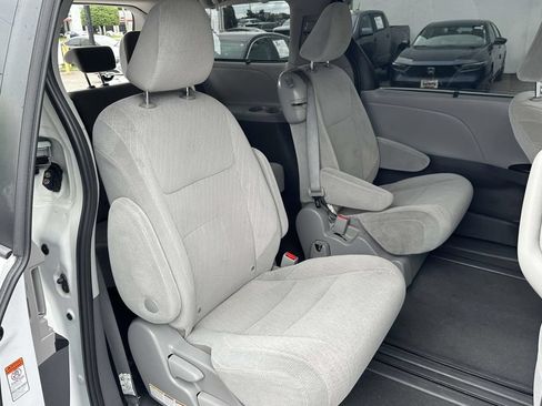 Used 2020 Toyota Sienna LE FWD image 14