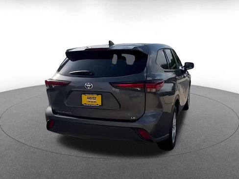 Used 2025 Toyota Highlander LE FWD image 14