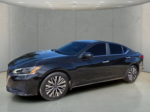 Used 2024 Nissan Altima 2.5 SV w/ SV Premium Package FWD image 1