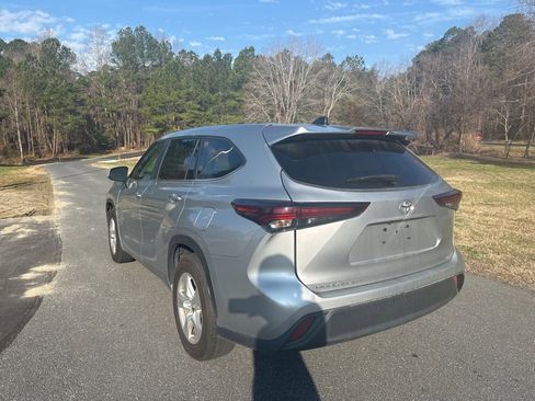 Used 2024 Toyota Highlander LE image 7