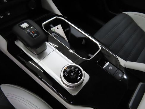 New 2025 Mitsubishi Outlander SE image 15