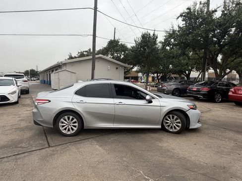 Used 2019 Toyota Camry LE FWD image 4