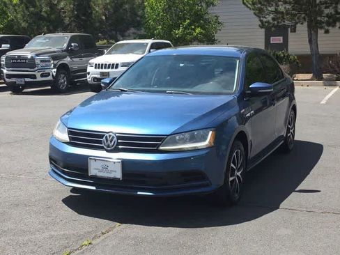 Used 2017 Volkswagen Jetta SE FWD image 4