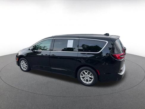 Used 2025 Chrysler Pacifica Select FWD image 8