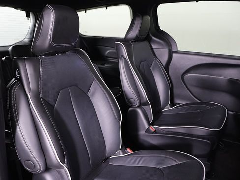 Used 2023 Chrysler Pacifica Limited w/ Uconnect Theater Family Group image 35