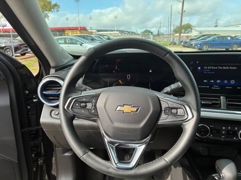 Used 2025 Chevrolet Trax LT w/ LT Convenience Package image 26