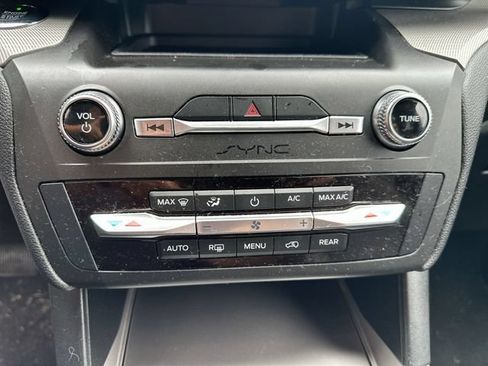 Used 2020 Ford Explorer XLT w/ Equipment Group 202A AWD/4WD image 37