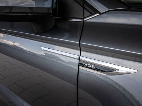 Certified 2023 Volkswagen Taos SE w/ Panoramic Sunroof Package FWD image 4