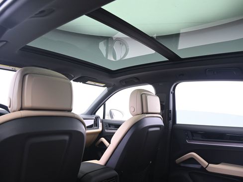Certified 2025 Porsche Cayenne AWD/4WD image 25