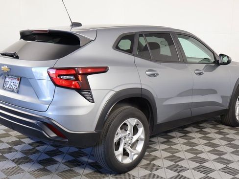 Used 2024 Chevrolet Trax LS w/ LS Convenience Package image 3