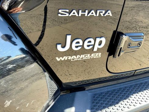 Used 2019 Jeep Wrangler Unlimited Sahara image 29