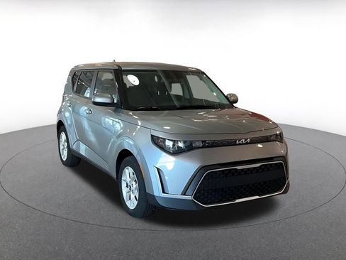 Used 2025 Kia Soul LX w/ LX Technology Package image 3