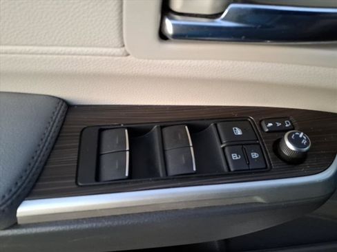 Used 2022 Toyota Sienna Limited image 13