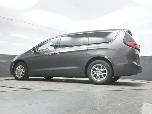 Used 2023 Chrysler Pacifica Touring-L FWD image 38