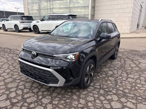 Used 2025 Volkswagen Taos SE image 1