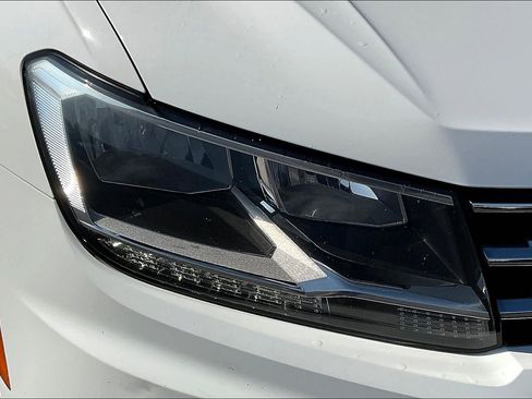 Used 2020 Volkswagen Tiguan S image 33