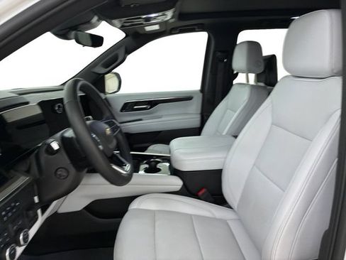 Certified 2025 Chevrolet Suburban Premier AWD/4WD image 12