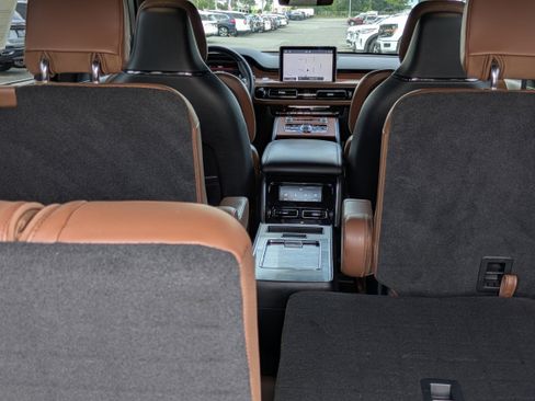 Used 2020 Lincoln Aviator Reserve w/ Equipment Group 202A image 11