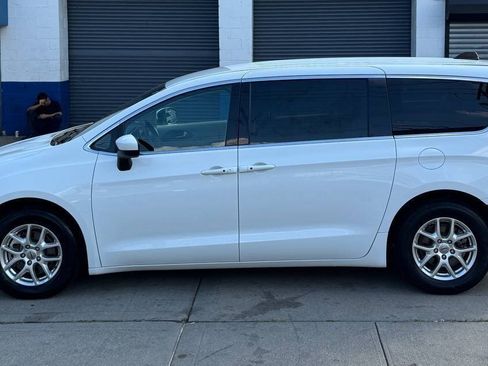 Used 2023 Chrysler Voyager LX FWD image 8
