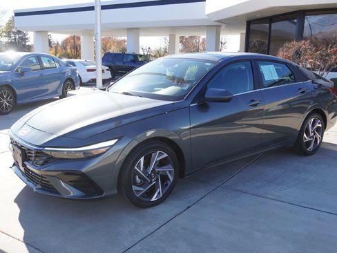 Used 2025 Hyundai Elantra SEL image 4