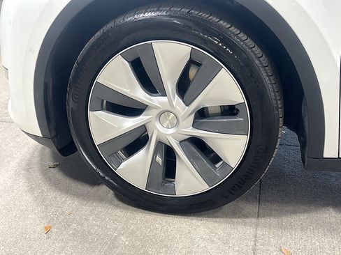 Used 2021 Tesla Model Y Long Range image 39