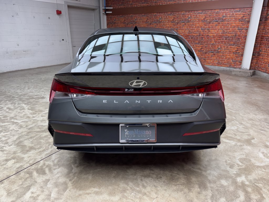Used 2025 Hyundai Elantra Sport FWD image 3