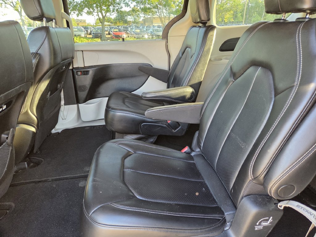 Used 2023 Chrysler Pacifica Touring-L FWD image 21