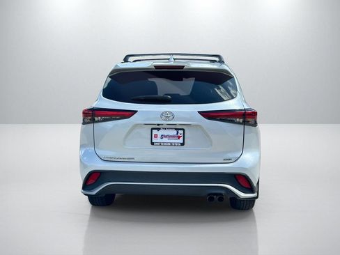 Used 2022 Toyota Highlander XSE FWD image 6