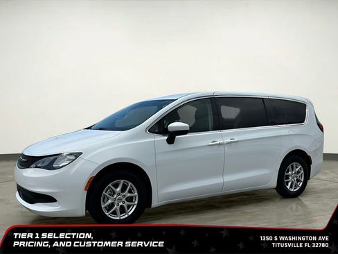 Used 2023 Chrysler Voyager LX FWD image 2