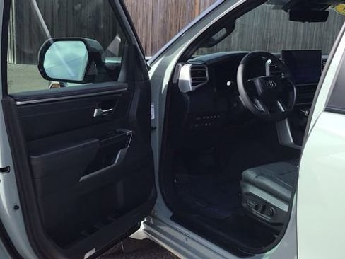 Used 2025 Toyota Sequoia Platinum image 22