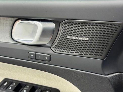 Used 2025 Volvo XC40 B5 Ultra image 29