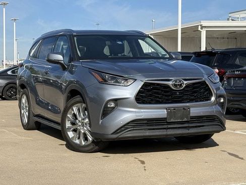 Used 2021 Toyota Highlander Limited image 2
