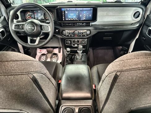 Used 2026 Jeep Wrangler Unlimited Sahara AWD/4WD image 25