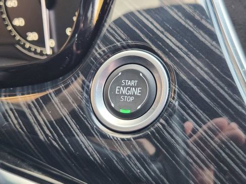 Used 2025 Cadillac XT6 Premium Luxury image 18