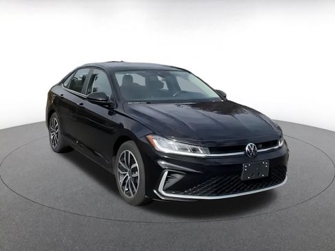 Used 2025 Volkswagen Jetta SE image 3