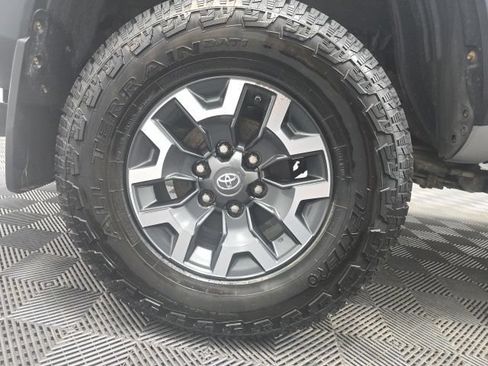 Used 2018 Toyota Tacoma TRD Off-Road w/ Technology Package AWD/4WD image 7