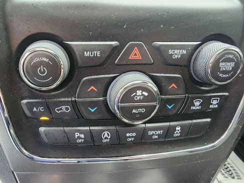 Used 2019 Jeep Grand Cherokee Laredo AWD/4WD image 25