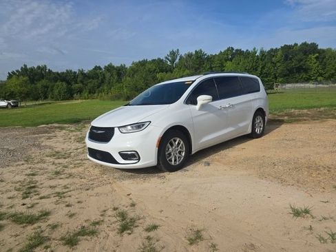 Used 2021 Chrysler Pacifica Touring-L FWD image 2